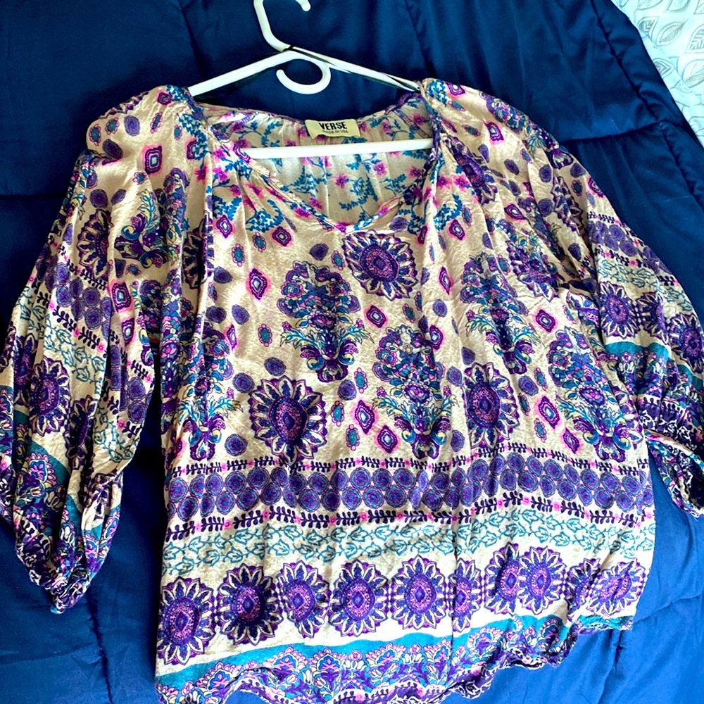 This is a cute Mati Billow Sleeve top l! Designer by Renee C. Lightly used